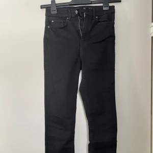 Shaping jeans strl 27 - Säljes i fint skick. Strl 27. Super skinny. Superhigh waist.  Ankle length