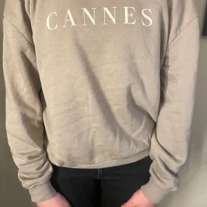 Tröja  - En tröja som är lite nopprig i höger känt men syns ej  (Jag är ca 165)