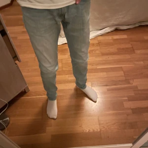Replay Anbass jeans!🙌 - Tjena! Säljer nu dessa oerhört snygga jeansen ifrån Replay! Modellen är Anbass och passformen är Slim fit! Jeansen är i storlek W32 L34. Jeansen har ett minimalt lagat hål som inte syns vid användning. Vid funderingar är det bara att höra av sig!🙌