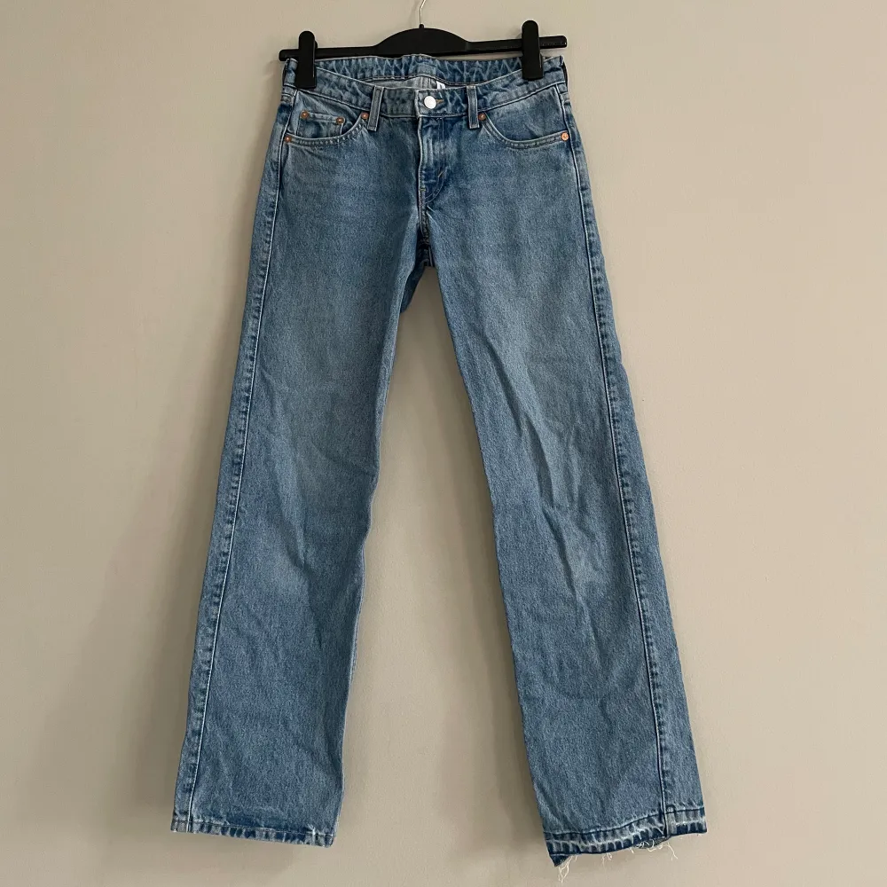Blåa Arrow Low jeans från Weekday. De är uppsprättade på ena benet då jag försökte göra dom längre (de är tyvärr för korta för mig). Man kan göra om de till shorts eller sprätta upp andra benet också. Skriv gärna om du har några funderingar!☺️. Jeans & Byxor.