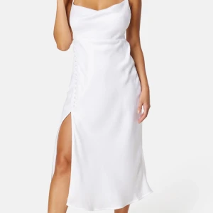 Studentklänning  - Säljer denna fina klänning som jag hade tänkt att ha på min studentmottagning. Aldrig använd bara testad, och lappen sitter kvar på.  Storlek 44. Nypris 1099, säljer för 500, men kan diskuteras vid snabb affär🩷 