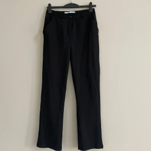 Lågmidjade kostymbyxor - Snygga och bekväma lågmidjade kostymbyxor från Lager 157. Endast använda någon enstaka gång, bra skick! Innerbenslängd: 83cm. Hör gärna av dig om du vill ha fler bilder eller har några frågor!☺️