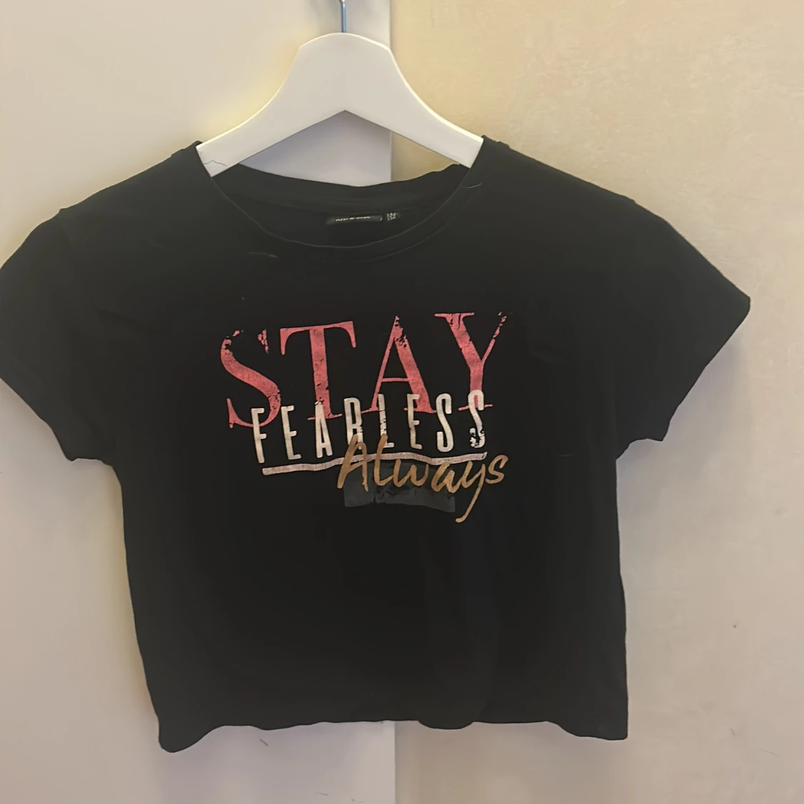 En tröja men text på 