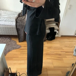 Svart långkjol - Jättefin svart, glittrig långkjol från Gina tricot. Den har resorband i midjan och är därför stretchig. Skulle tro att den passar xs-m. Säljer för den inte kommer till användsning💗