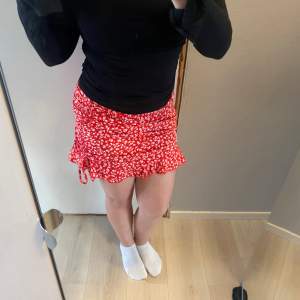 Säljer denna kjolen ifrån SHEIN, Andvänd antal gånger inga skador. Kom privat för fler bilder! 