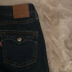 Levies jeans - Ett par levies jeans i stolek 26-30 säljer för att de är för korta för mig men sitter jätte fint har använts 1-2 gånger och det finns inga defekter och pris kan diskuteras 