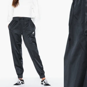 Nike satinbyxor - Satinbyxor från Nike strl M.