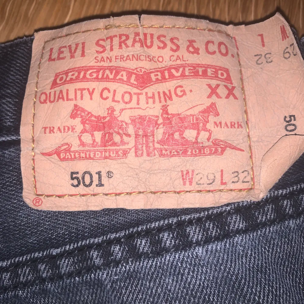Levis 501 w29 l30 skriv vid frågor. Jeans & Byxor.