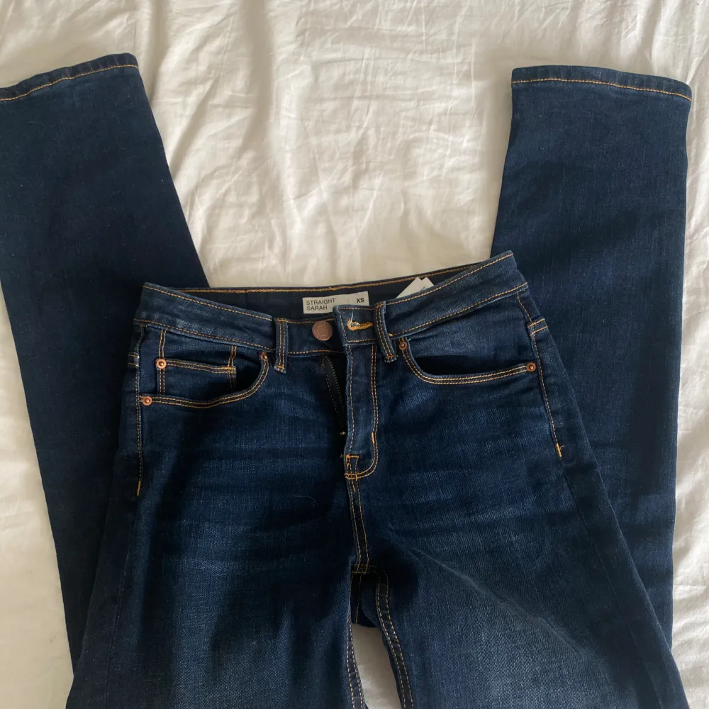 Säljer dessa jeans i storlek XS från Cubus . Jeans & Byxor.