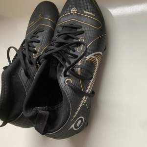 Ett par svarta Nike fotbollsskor⚽️ Jätte bra skor bara att dom passar inte👍