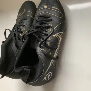 Ett par svarta Nike fotbollsskor⚽️ Jätte bra skor bara att dom passar inte👍