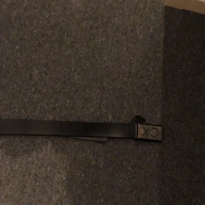 Calvin klein bälte - Fint Calvin Klein bälte tror nypris ligger på 800 men e inte helt säker. Säljer den för 400. Har gjort egna hål så den skulle passa mig.