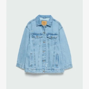 Jeansjacka  - Så fin jeansjacka som inte kommer till användning längre 💕 Från pullandbear