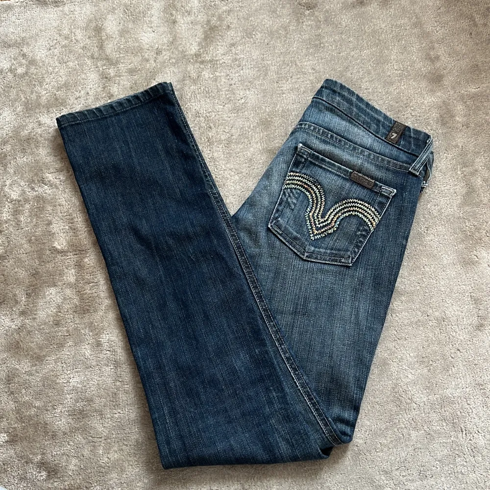 Säljer dessa jättefina jeans med fina fickor, har du någon fråga är det bara att skriva 💗 säljer även fler liknade jeans! . Jeans & Byxor.