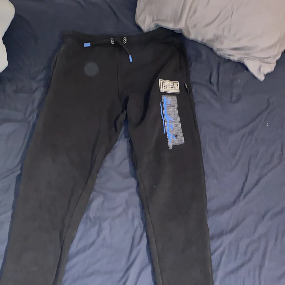 Ett par hoodrich byxor som nu är för små för mig, storlek S och de är i bra skick. Jag köpte de för 3 månader sedan och har inte använt de så mycket.. Jeans & Byxor.