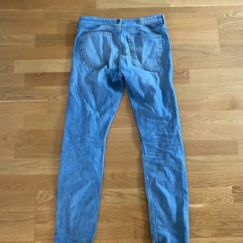 Ljusblå Karve byxor i bra skick, storlek: W29 slim fit. Jeans & Byxor.