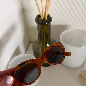 Säljer helt oanvända solglasögon perfekta till en cool outfit⭐️💘