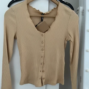 Kofta  - Super söt kofta från vero Moda aldrig använd 