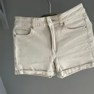Fina vit/beiga jeansshorts från hm. Säljer eftersom de för små. 