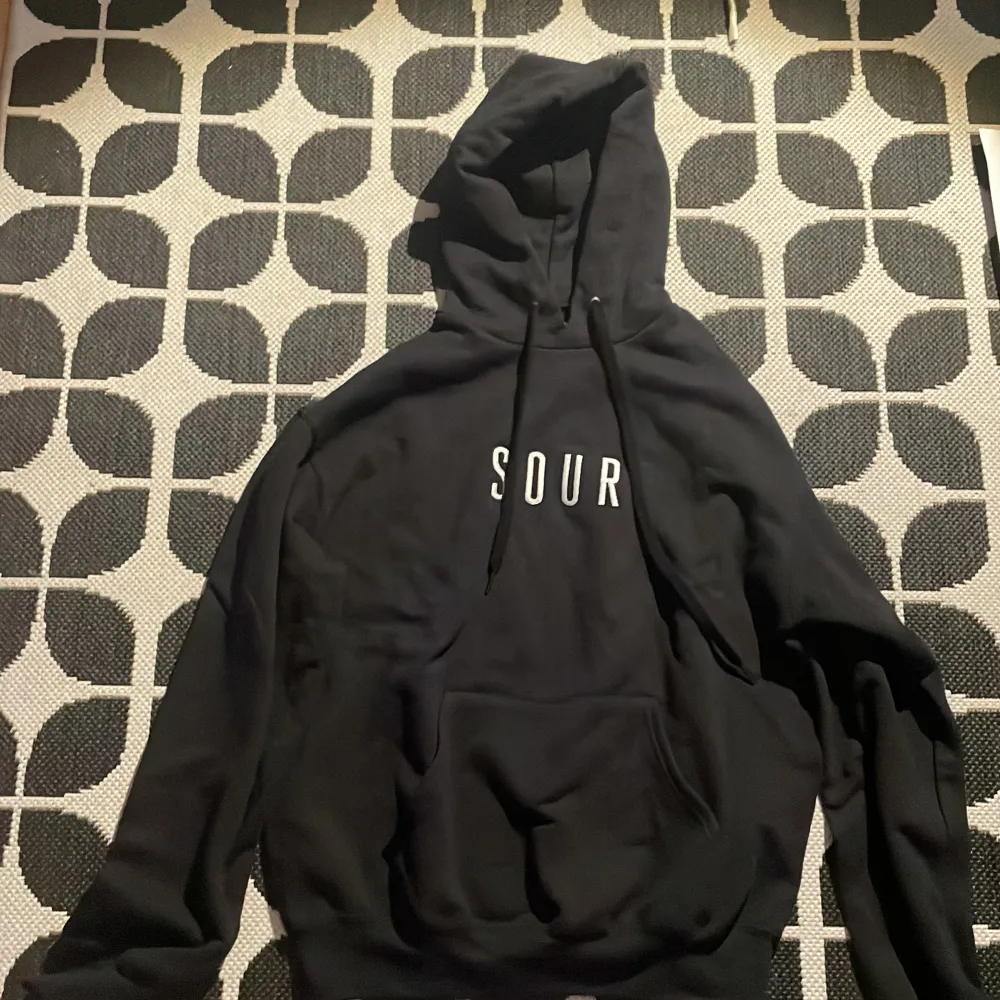 Sour solution sour arms hoodie black har bara använt en gång för jag tycker inte den passar mig bra så kvaliteten är bra skriv för mer bilder eller frågor. Hoodies.