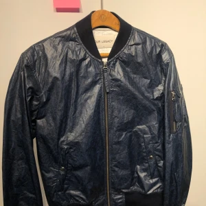 Our Legacy jacka - Oanvänd Our Legacy jacka i storlek 48/M. Perfekt inför våren och sommaren. Skick 10/10