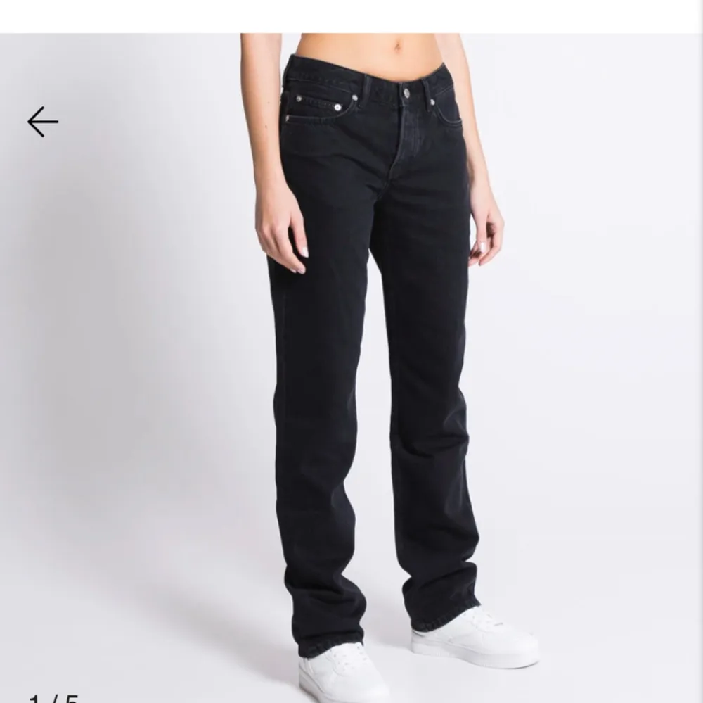 jag säljer dessa jeansen från lager 157 (icon) då de inte passar på mig. Nypris 400, mitt pris 150kr men priset går att diskuteras. Skriv till mig om ni vill ha fler bilder💖🩷. Jeans & Byxor.