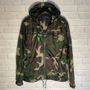 Ralph Lauren windbreaker  - | Extremt sällsynt Ralph Lauren windbreaker perfekt nu på sommarn | Storlek M | Riktigt bra skick | Pris 1499 |