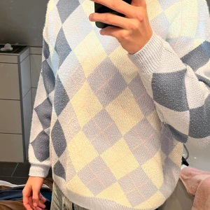 Stickad tjock sweatshirt  - Oversized Tjock stickad tröja i rutigt mönster.  I mycket bra skick. 