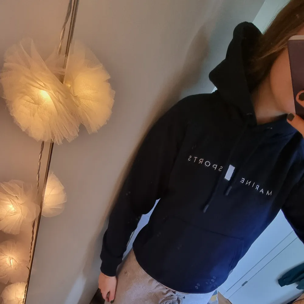 Jättemysig marinblå hoodie! Passar de som har xs eller s. Hoodies.