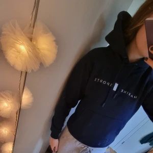 Hoodie - Jättemysig marinblå hoodie! Passar de som har xs eller s