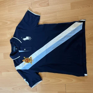 Polo Ralph Lauren - Helt ny Piké från Ralph Lauren, den är i skitbra skick men har en jätteliten fläck som ses på sista sliden. Den sitter som en tight M men passar mig som är 185. Det är en L/G 14-16. Pris kan diskuteras