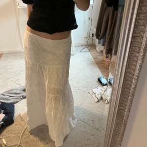 Vit långkjol - Vit långkjol till sommaren! Skulle gissa på att den är i strl S och går till marken på mig som är ca 170! 