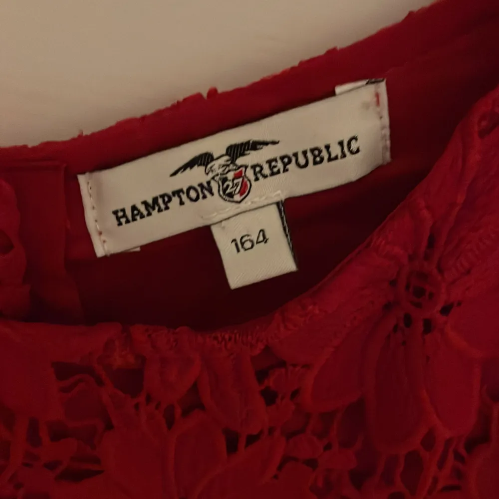 Röd festklänning med gulligt bälte till, från Hampton27Republic i super fint skick, bara använd ca 3 gånger. Köpare betalar frakt. Klänningar.