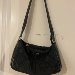 Guess väska  - Jätte simpel Guess väska går ihop med allt!