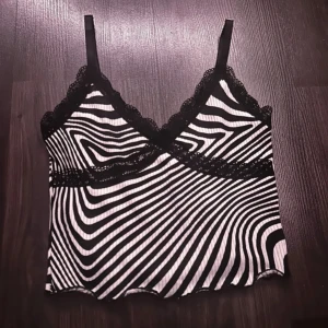 Cropped linne - Zebrarandigt linne i storlek XS. Från H&M och som aldrig är använd. Säljer för 50kr