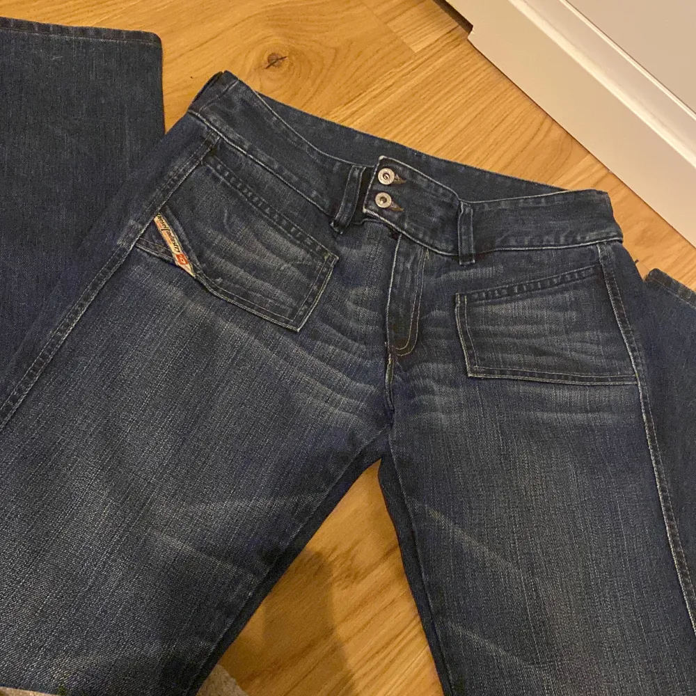 Säljer dessa jätte snygga low waist bootcut, diesel industry jeans. Säljer pågrund av att dem tyvärr är förstora . Nästan i nyskick utan några slitningar eller defekter . Jeans & Byxor.