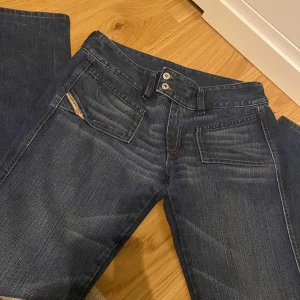 Diesel jeans  - Säljer dessa jätte snygga low waist bootcut, diesel industry jeans. Säljer pågrund av att dem tyvärr är förstora . Nästan i nyskick utan några slitningar eller defekter 