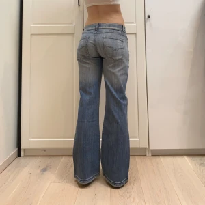 lågmidjade bootcut jeans💕 - Märkta som eu42 men känns som 38. Midja 43 cm rakt över o innerben 79 cm ja e 170 för referens. Defektfria!