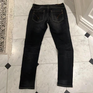Dondup Jeans - Jag säljer ett par riktigt schyssta Dondup Jeans i 10 av 10 skick. För små för mig och därför i princip oanvända. Svarta och slim fit.