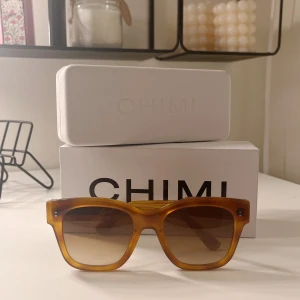 Chimi, 07, havana  - Säljer ett par helt nya Chimis. De är i modellen 07 och färgen havana.  All orginalpacking kommer med och vissa delar är fortfarande inplastade. Super fina solglasögon och säljer då jag ville ha svarta.  Pruta på, tar emot bra bud!💗💗 