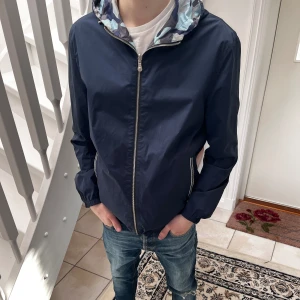 Camo Vändbar Jacka - Vet inte märke på jackan. Svin fet Valentino/woolrich liknande jacka! Pris diskuterbart.  Titta gärna våran sida och se ifall du hittar något ännu fetare!