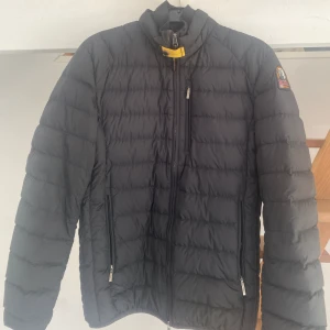Parajumpers vår jacka - Parajumpers jacka  Perfekt inför våren Storlek: M  Skick: 9/10 knappt använd  Pris kan diskuteras och tar trades