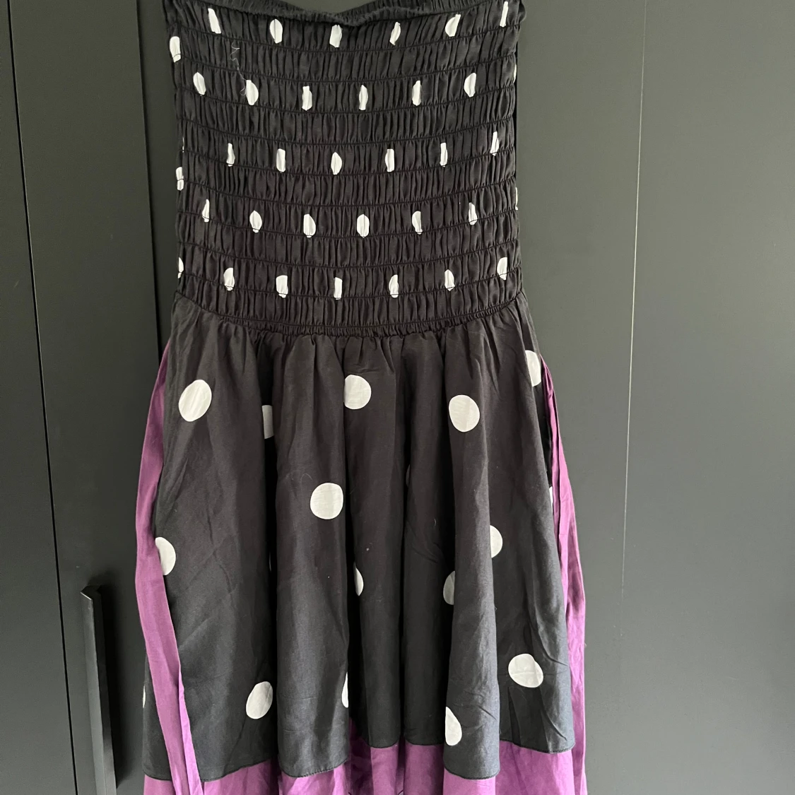Svart prickig klänning - 90