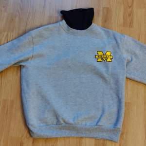 Sweatshirt från Majestic. Använd men bra skick. Storlek Large men liten i storleken så är som en Medium. 