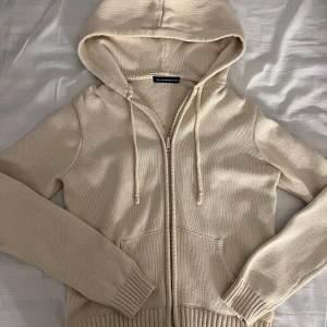 Soft goat liknande - Jättefin soft goat liknande tröja. Tröjan är sällan använd och det är även därför jag säljer den. Tröjan är i one size men skulle säga att den passar en XS/S men det beror på hur man vill att den ska sitta. Nypris är ca 450kr. Skriv för mer bilder💕