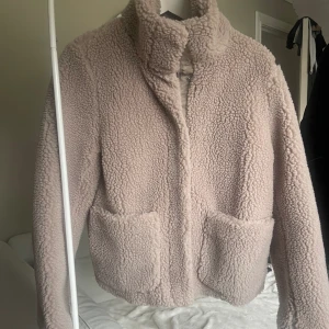 Pilejacka  - Beige pilejacka i lite oversize modell från H&M. Ej använd, helt nyskick 🌸 två bra stora fickor fram. Funkar till vår och höst 🌱🍂