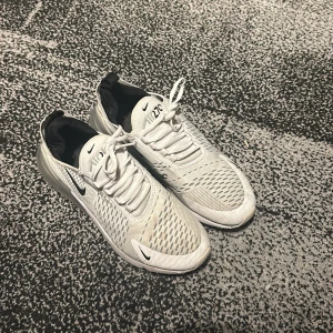 Nike air Max 270 (Vit) - Säljer nu mina Nike air Max 270 i färgen vit då dem är för små. Pris kan diskuteras! 