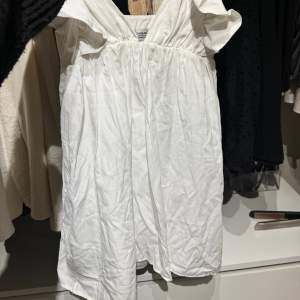 Säljer denna underbara vita klänningen, perfekt till sommaren och studenten. Använd endast en gång, men är som ny.   Vi intresse stickas fler bilder 🤍  (Går att strykas, har bara legat i en påse därav skrynklig) 