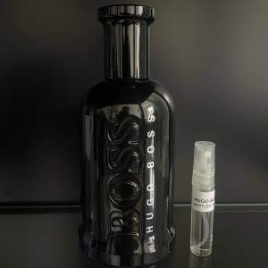 Hugo Boss Bottled Night är en aromatisk och maskulin doft med noter av bland annat trä, lavendel, viol och mysk.     Kolla gärna in bundles om du vill köpa fler samples, om du köper 3 eller flera samples så medföljer ett gratis sample!🎁