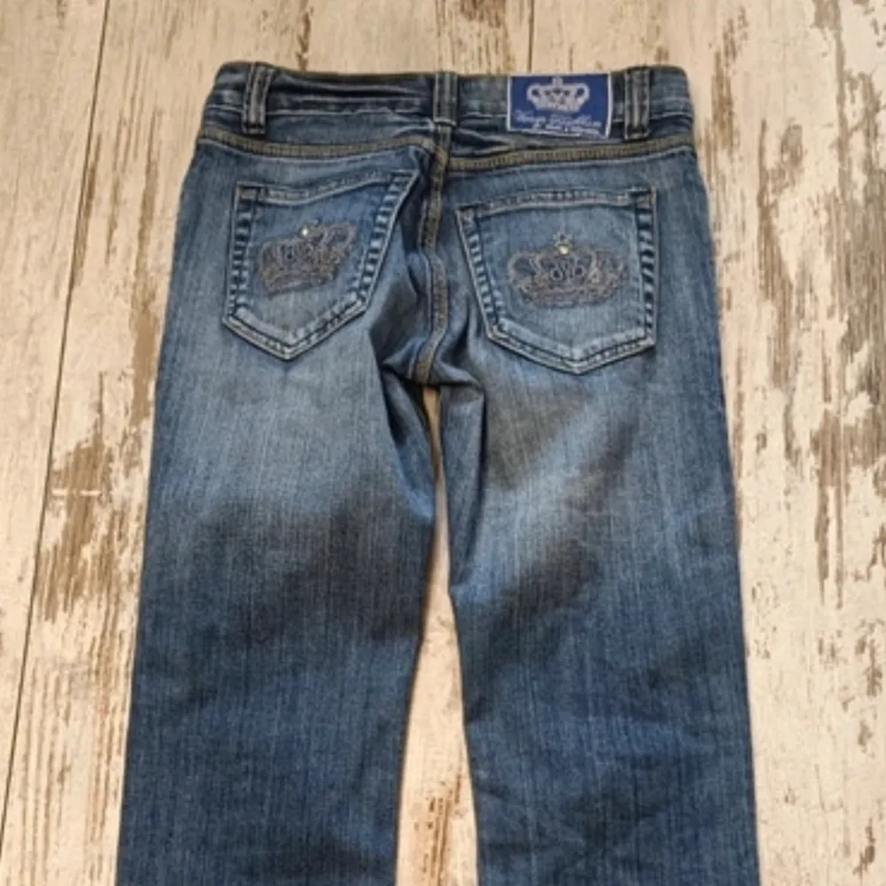 Säljer dessa Victoria Beckham jeans då de inte kommer till användning längre.. Jeans & Byxor.